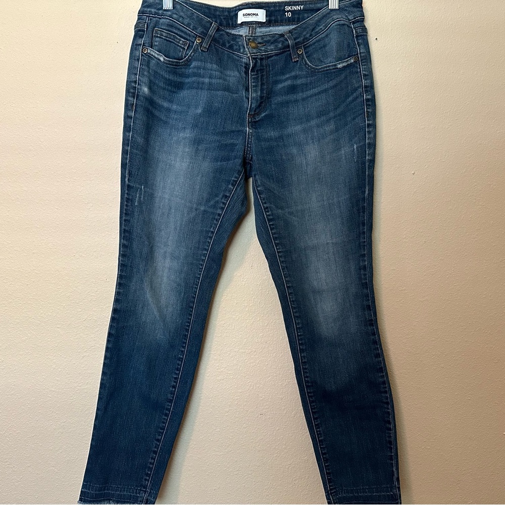 Sonoma skinny jeans with frayed bottoms